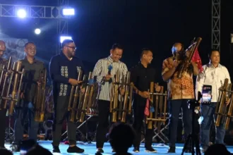 Ribuan warga memadati Alun-alun Purbalingga untuk menyaksikan puncak peringatan HUT ke-81 Kemerdekaan RI dalam gelaran Festival Kentongan Purbalingga 2026, Sabtu (29/8/2026) malam.