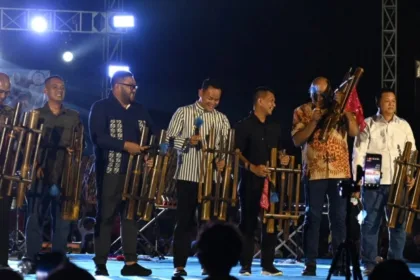 Ribuan warga memadati Alun-alun Purbalingga untuk menyaksikan puncak peringatan HUT ke-81 Kemerdekaan RI dalam gelaran Festival Kentongan Purbalingga 2026, Sabtu (29/8/2026) malam.