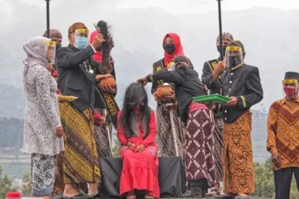 Prosesi pemotongan rambut gimbal dalam Dieng Culture Festival