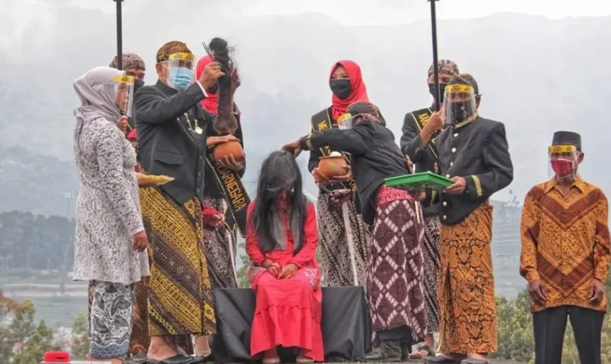 Prosesi pemotongan rambut gimbal dalam Dieng Culture Festival