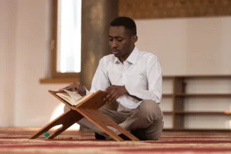 Ilustrasi seorang muslim sedang membaca Al Qur'an.(dok Pixabay)