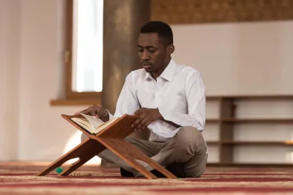 Ilustrasi seorang muslim sedang membaca Al Qur'an.(dok Pixabay)