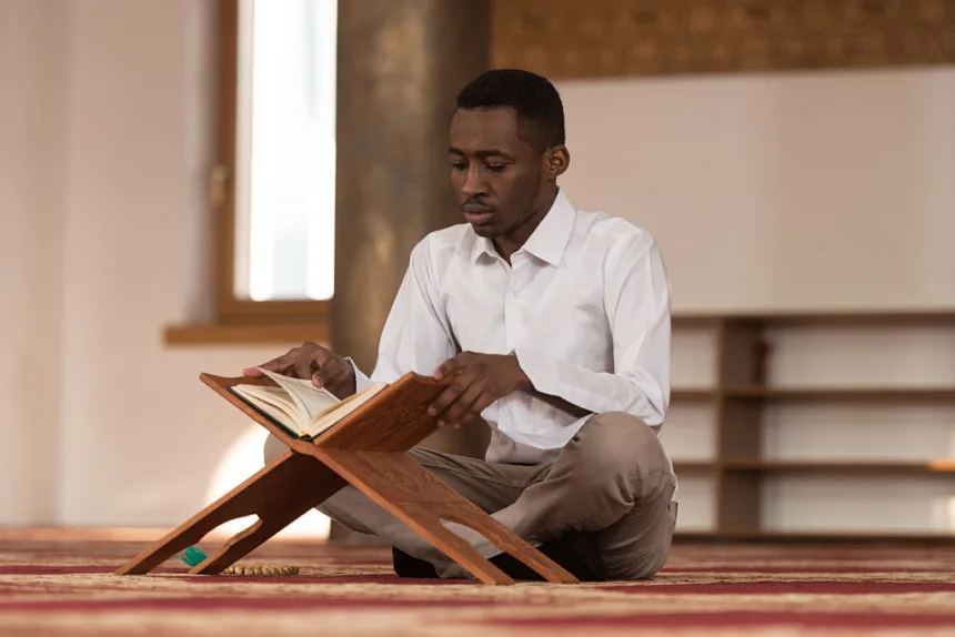 Ilustrasi seorang muslim sedang membaca Al Qur'an.(dok Pixabay)