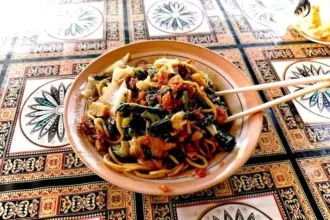 Satu porsi Bakmie Anglo Pak Trisno yang legend dengan aroma smoky dari arang saat memasak. (Foto: Google Review/Adnan Supardi)
