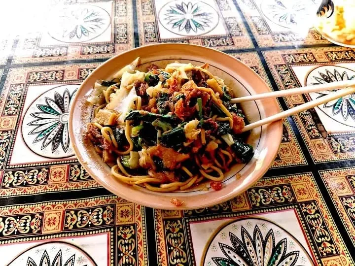 Satu porsi Bakmie Anglo Pak Trisno yang legend dengan aroma smoky dari arang saat memasak. (Foto: Google Review/Adnan Supardi)