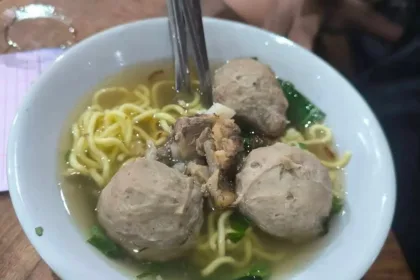 Bakso Urat Daging Sapi “Pak Gepeng” yang berada di Jalan Pemintalan, wajib Anda cicipi saat berkunjung ke Cilacap. (Foto: Google Review/Rahmat Hidayat)