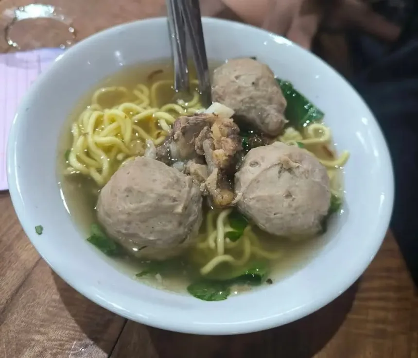 Bakso Urat Daging Sapi “Pak Gepeng” yang berada di Jalan Pemintalan, wajib Anda cicipi saat berkunjung ke Cilacap. (Foto: Google Review/Rahmat Hidayat)