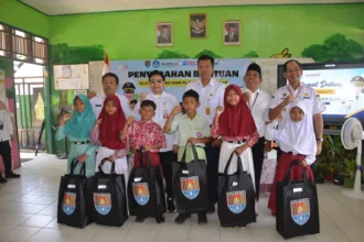 Plt Bupati Cilacap Ammy Amalia Fatma Surya bersama siswa penerima bantuan perlengkapan sekolah di SDN Kutawaru 01, Rabu (2/9/2026).(Foto: Diskominfo Cilacap)