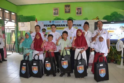 Plt Bupati Cilacap Ammy Amalia Fatma Surya bersama siswa penerima bantuan perlengkapan sekolah di SDN Kutawaru 01, Rabu (2/9/2026).(Foto: Diskominfo Cilacap)