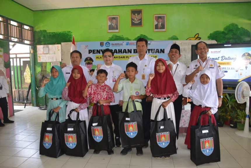 Plt Bupati Cilacap Ammy Amalia Fatma Surya bersama siswa penerima bantuan perlengkapan sekolah di SDN Kutawaru 01, Rabu (2/9/2026).(Foto: Diskominfo Cilacap)