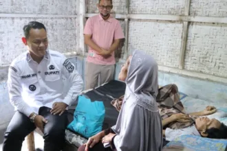 Bupati Purbalingga Fahmi Muhammad Hanif menyisihkan gaji dan tunjangan pribadinya untuk membantu warga rentan di Desa Buara, Kecamatan Karanganyar, Jumat (4/9/2026).(Foto: Prokompim)