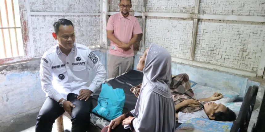 Bupati Purbalingga Fahmi Muhammad Hanif menyisihkan gaji dan tunjangan pribadinya untuk membantu warga rentan di Desa Buara, Kecamatan Karanganyar, Jumat (4/9/2026).(Foto: Prokompim)