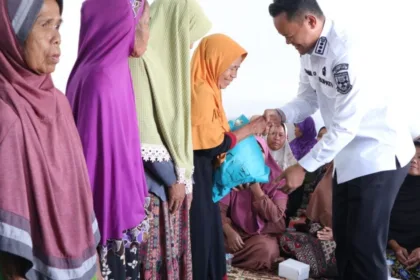 Bupati Purbalingga Fahmi Muhammad Hanif menyalurkan 135 paket sembako kepada warga kurang mampu di Desa Buara, Kecamatan Karanganyar, Jumat (4/9/2026).(Foto: Prokompim)