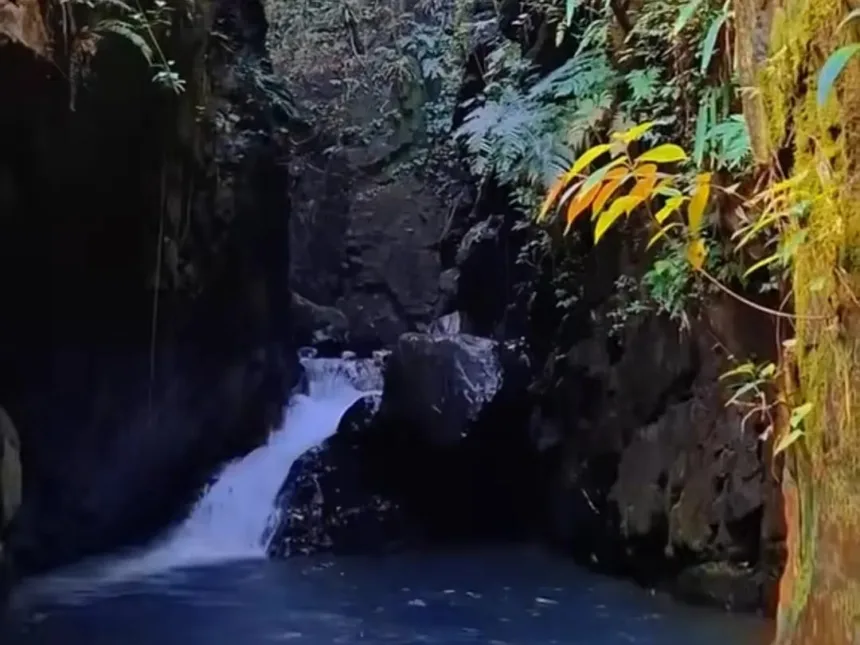 Panorama Curug Tonjong Panto yang berada di Desa Wisata Sadahayu, Kecamatan Majenang, Cilacap. (Foto: TikTok @wisata.sadahayu)