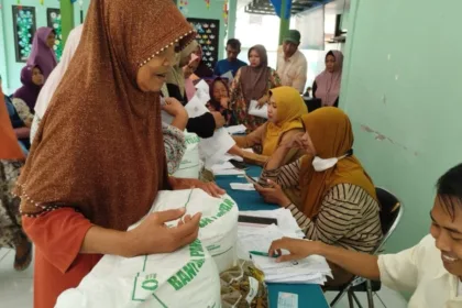 Warga menerima bantuan dari pemerintah.(Foto: Pemkab Probolinggo)