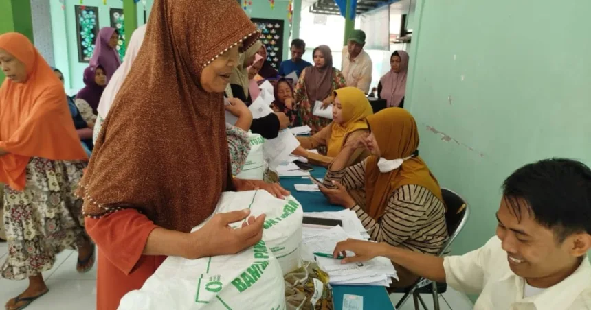 Warga menerima bantuan dari pemerintah.(Foto: Pemkab Probolinggo)
