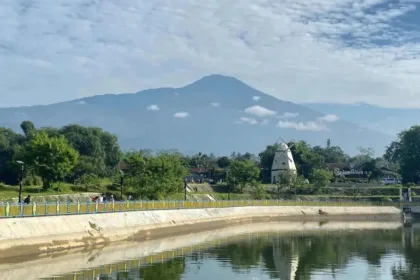 Panorama Gunung Slamet di Embung Karangnangka, Kedungbanteng, Banyumas. (Foto: Instagram @isminuzulia)