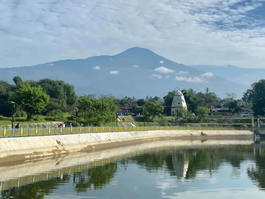 Panorama Gunung Slamet di Embung Karangnangka, Kedungbanteng, Banyumas. (Foto: Instagram @isminuzulia)