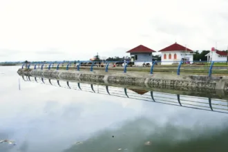 Lanskap Embung Sumingkir di Kecamatan Jeruklegi, Cilacap yang tidak hanya berfungsi sebagai irigasi, tetapi juga sarana rekreasi masyarakat. (Foto: sda.pu.go.id)