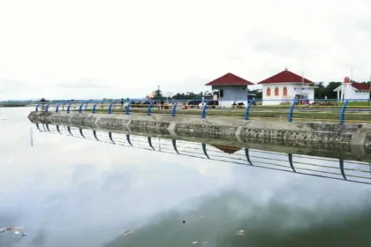 Lanskap Embung Sumingkir di Kecamatan Jeruklegi, Cilacap yang tidak hanya berfungsi sebagai irigasi, tetapi juga sarana rekreasi masyarakat. (Foto: sda.pu.go.id)