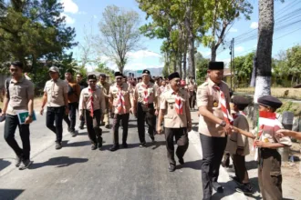 Bupati Purbalingga Fahmi Muhammad Hanif memberikan dukungan langsung kepada pasukan Estafet Tunas Kelapa (ETK) 2026 dengan ikut berjalan kaki sejauh dua kilometer dari Balai Desa Kembangan, Kecamatan Bukateja, Sabtu (5/9/2026).(Foto: Prokompim Setda Purbalingga)