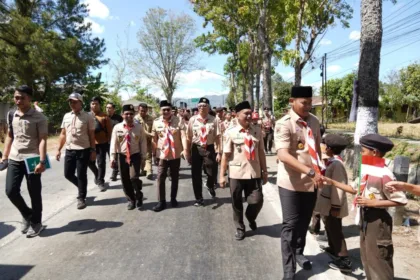 Bupati Purbalingga Fahmi Muhammad Hanif memberikan dukungan langsung kepada pasukan Estafet Tunas Kelapa (ETK) 2026 dengan ikut berjalan kaki sejauh dua kilometer dari Balai Desa Kembangan, Kecamatan Bukateja, Sabtu (5/9/2026).(Foto: Prokompim Setda Purbalingga)