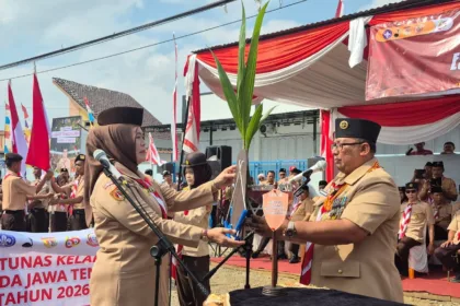 Prosesi timbang terima tunas kelapa berlangsung khidmat di Halaman SPPG Desa Cindaga, Kecamatan Kebasen, Jumat (4/9/2026) pagi. Penyerahan simbolis dilakukan oleh Pj Sekda Cilacap Annisa Fabriana kepada Sekda Banyumas Agus Nur Hadie.(Foto: Pemkab Banyumas)