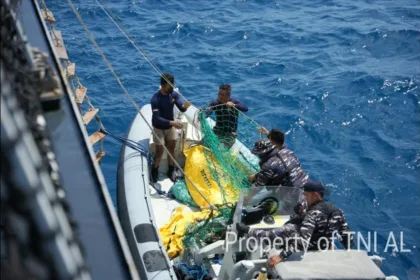 Tim SAR Gabungan yang terdiri dari penyelam TNI Angkatan Laut (TNI AL), Basarnas Special Group (BSG), dan Persatuan Olahraga Selam Seluruh Indonesia (POSSI) berhasil menemukan 15 jenazah korban tenggelamnya KM Virgo Transport 8 di Perairan Masalembo, Laut Jawa.(Foto: tni.mil.id)