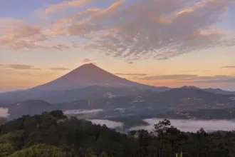 Gunung Beser Purbalingga, cocok jadi destinasi muncak bagi pendaki pemula. (Foto: gearberg.com)