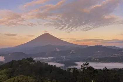 Gunung Beser Purbalingga, cocok jadi destinasi muncak bagi pendaki pemula. (Foto: gearberg.com)