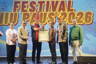 Menteri Hukum Supratman Andi Agtas menyerahkan surat pencatatan hak cipta atas Lagu Festival Hiu Paus kepada Pemegang Hak Cipta yaitu Yayasan Hiu Paus Sumbawa.(Foto: dgip.go.id)