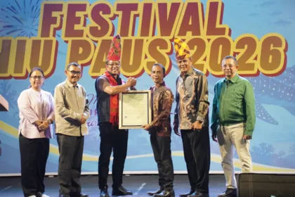 Menteri Hukum Supratman Andi Agtas menyerahkan surat pencatatan hak cipta atas Lagu Festival Hiu Paus kepada Pemegang Hak Cipta yaitu Yayasan Hiu Paus Sumbawa.(Foto: dgip.go.id)