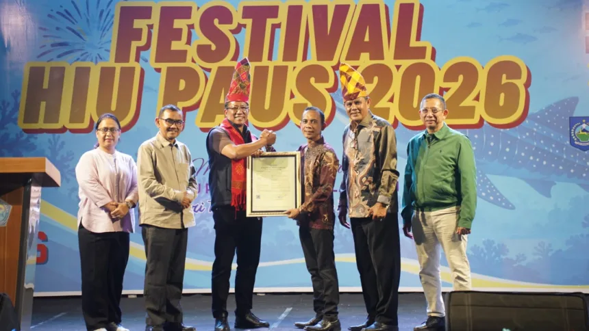 Menteri Hukum Supratman Andi Agtas menyerahkan surat pencatatan hak cipta atas Lagu Festival Hiu Paus kepada Pemegang Hak Cipta yaitu Yayasan Hiu Paus Sumbawa.(Foto: dgip.go.id)