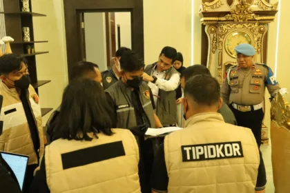 Tim gabungan Korps Pemberantasan Tindak Pidana Korupsi (Kortastipidkor) Polri bersama Unit Tipidkor Satreskrimsus Polda Sulsel dan Unit Tipidkor Polresta Gowa menggeledah Kantor Bupati Gowa serta Rumah Jabatan Bupati Gowa, Sulawesi Selatan.(Foto: humas.polri.go.id)