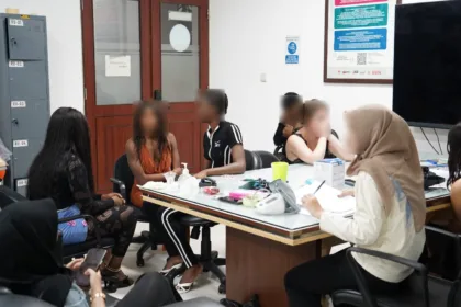 Tim Gabungan berhasil mengamankan 13 (tiga belas) orang WNA yang kini menjalani pemeriksaan lebih lanjut di Kantor Imigrasi Ngurah Rai.(Foto: Humas Kantor Imigrasi Ngurah Rai)