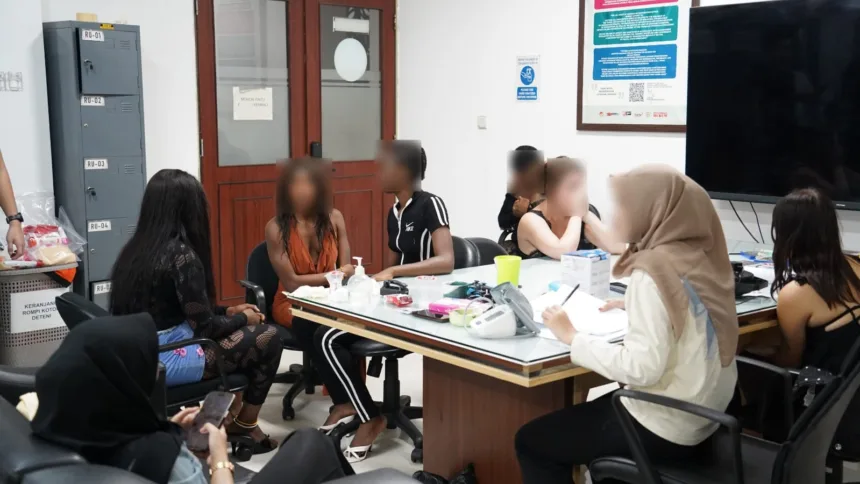 Tim Gabungan berhasil mengamankan 13 (tiga belas) orang WNA yang kini menjalani pemeriksaan lebih lanjut di Kantor Imigrasi Ngurah Rai.(Foto: Humas Kantor Imigrasi Ngurah Rai)