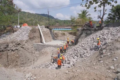 Pemerintah Kabupaten Kebumen menyiapkan jembatan darurat di sekitar Jembatan Klanthong, Desa Peniron, Kecamatan Pejagoan.(Foto: Prokompim Setda Kebumen)
