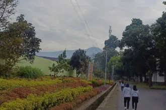 GOR Soesilo Soedarman milik Unsoed Purwokerto, menjadi salah satu spot lari favorit dengan view Gunung Slamet. (Foto: Dok Gunung Slamet)