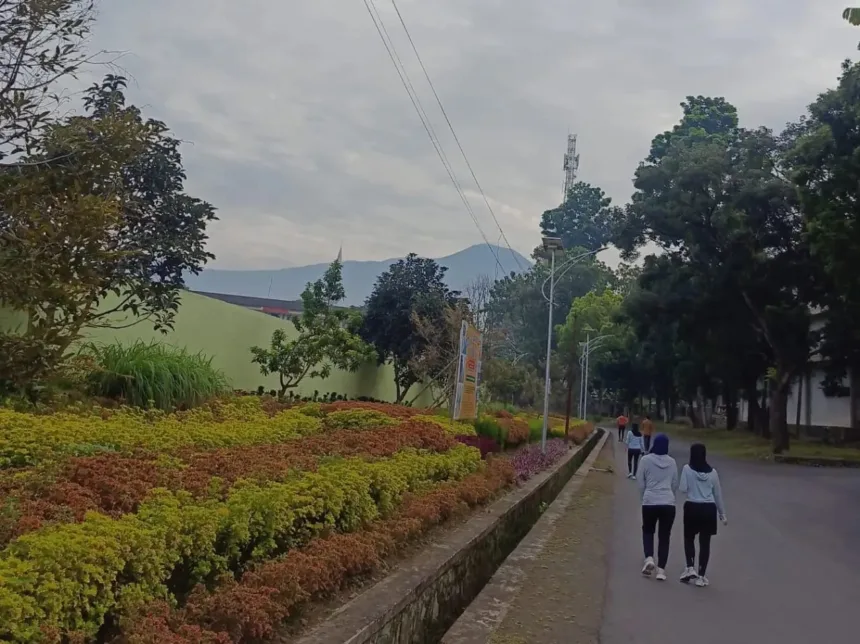 GOR Soesilo Soedarman milik Unsoed Purwokerto, menjadi salah satu spot lari favorit dengan view Gunung Slamet. (Foto: Dok Gunung Slamet)