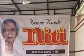 Mbah Marniti, perintis Keripik Niti yang memulai usaha dari berjualan keliling.(Foto: TikTok @keripiktempeniti)