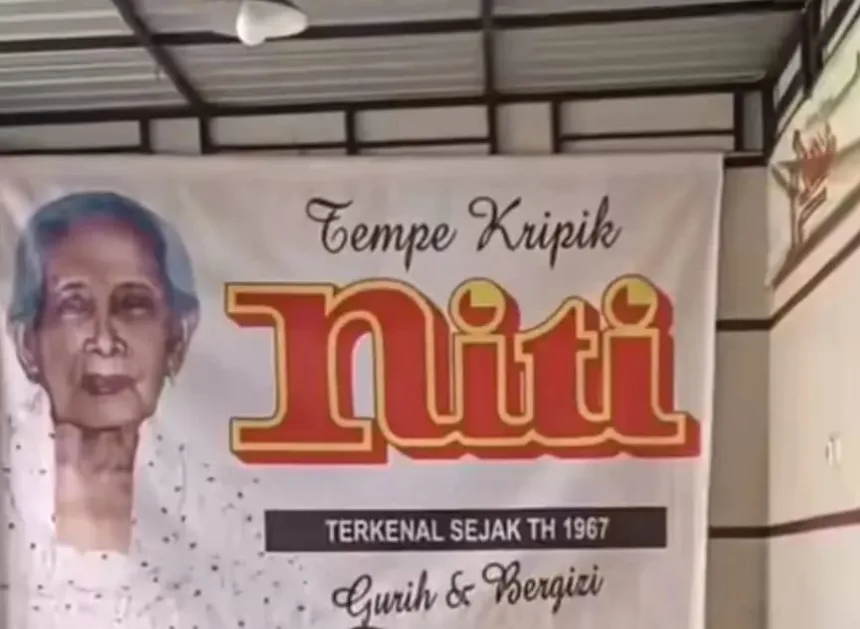 Mbah Marniti, perintis Keripik Niti yang memulai usaha dari berjualan keliling.(Foto: TikTok @keripiktempeniti)