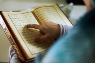 Ilustrasi orang sedang membaca Al Qur'an.(dok Pixabay)