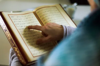 Ilustrasi orang sedang membaca Al Qur'an.(dok Pixabay)