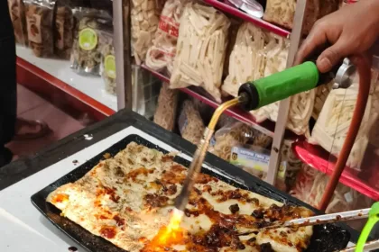 Beragam pilihan mendoan yang menjadi menu andalan di Toko Oleh-Oleh Sawangan No. 1 Purwokerto. (Foto: Dok Mercusuarnews.co)
