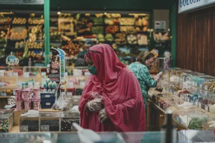 Fenomena fear of missing out (FOMO) seringkali membuat para Muslimah terjebak dalam gaya hidup konsumtif hingga berujung pada kegelisahan finansial. (dok Pixabay)