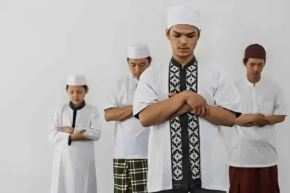 Iluatrasi orang muslim sedang shalat.(dok Freepik)