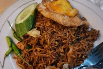 Satu piring berisikan porsi 1 versi Nasi Goreng Oplos AAH yang legend di Purwokerto sejak 1999. (Foto: Dok Mercusuarnews.co)