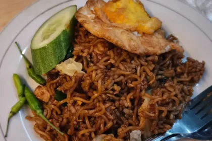 Satu piring berisikan porsi 1 versi Nasi Goreng Oplos AAH yang legend di Purwokerto sejak 1999. (Foto: Dok Mercusuarnews.co)