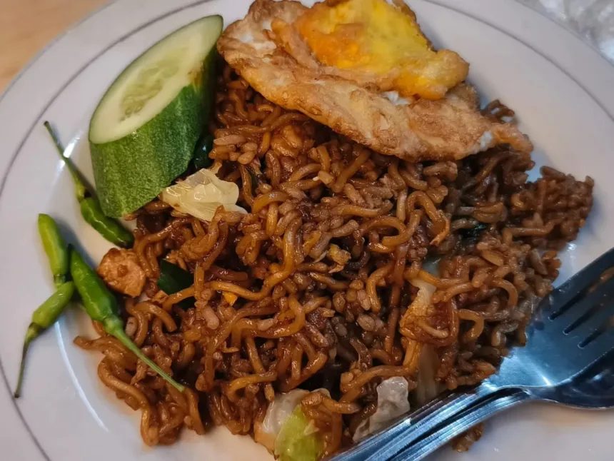 Satu piring berisikan porsi 1 versi Nasi Goreng Oplos AAH yang legend di Purwokerto sejak 1999. (Foto: Dok Mercusuarnews.co)