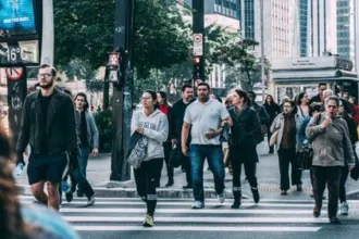 Ilustrasi sekelompok orang sedang berkumpul di jalan.(dok pexels)